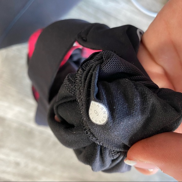 Lululemon black red rose print strappy sport bra sweat times - Picture 5 of 5